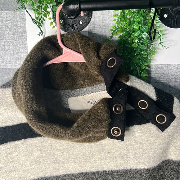 Tabitha Tranverse Wool Poncho - Picture 4 of 5